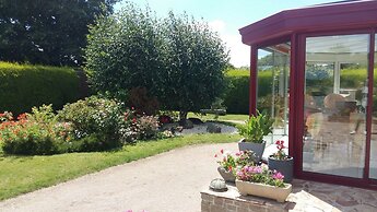 Peaceful Forest Stay in Pedernec