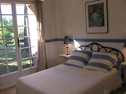Villa in Campagnan With Pool and Vineyard Views