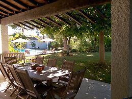 Villa in Campagnan With Pool and Vineyard Views