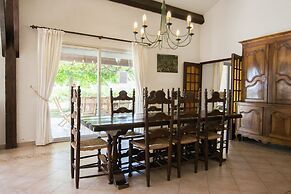 Villa in Campagnan With Pool and Vineyard Views