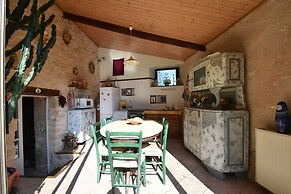 Peaceful Villa in Saint-jory
