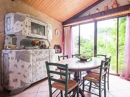 Peaceful Villa in Saint-jory