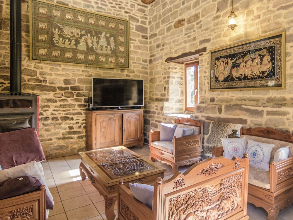 Villa With Pool & Views in Serilhac
