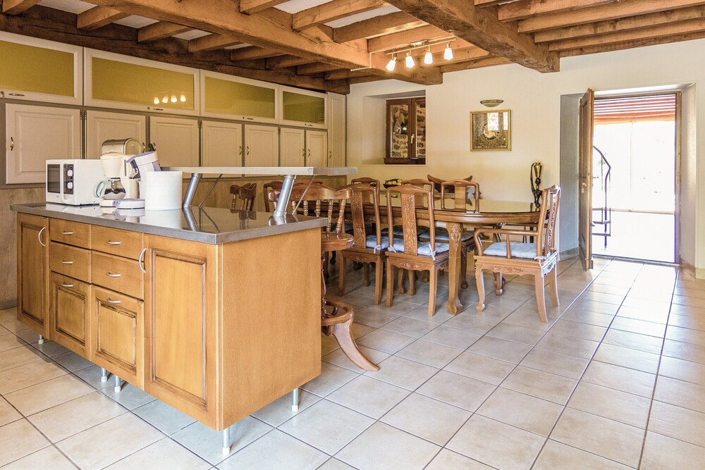 Villa With Pool & Views in Serilhac