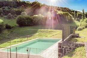 Villa With Pool & Views in Serilhac