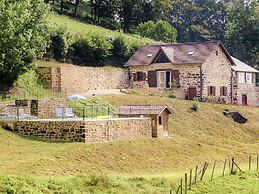 Villa With Pool & Views in Serilhac