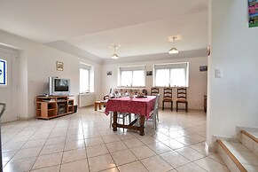 Home for 7 Guests in Plouvara