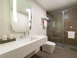 Ibis Dalian Yida Spring Field Hotel