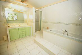 Holiday Home in Le Thor With Private Pool