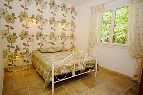 Holiday Home in Le Thor With Private Pool