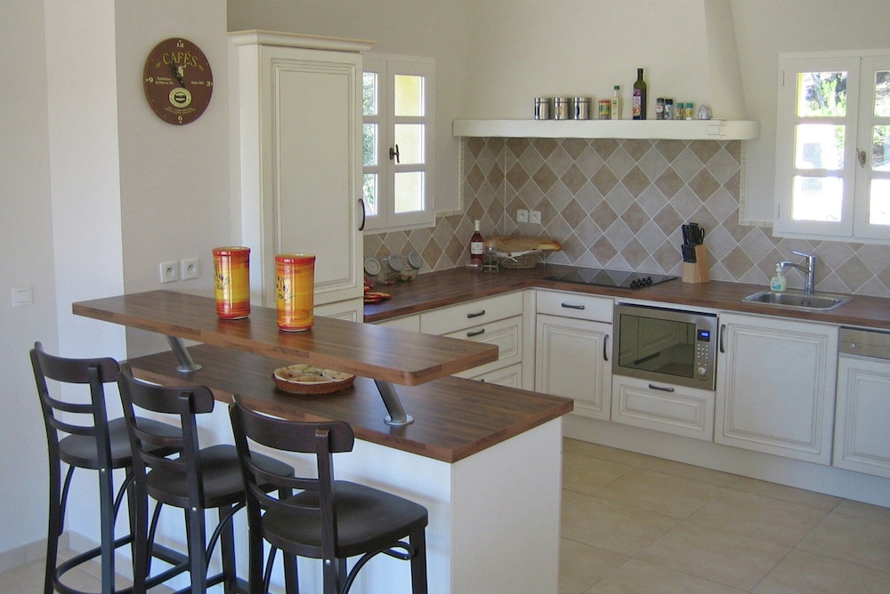 Villa in Le Muy With Private Pool and Lake
