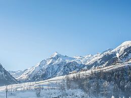 Sunny Alpine Apartment by the Slopes