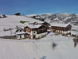 Sunny Alpine Apartment by the Slopes