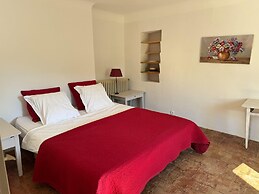 Villa in Saignon With Pool and Scenic Views