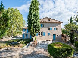 Villa in Saignon With Pool and Scenic Views