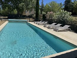 Villa in Saignon With Pool and Scenic Views