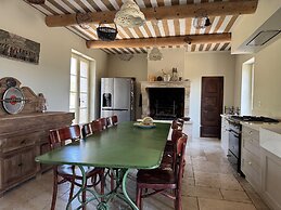 Villa in Saignon With Pool and Scenic Views