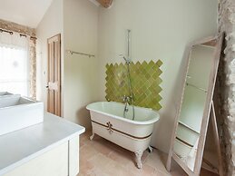 Villa in Saignon With Pool and Scenic Views