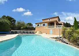 Luxe Villa in Montbrun