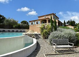 Luxe Villa in Montbrun