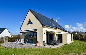 Seaside Villa With Pool in Moelan