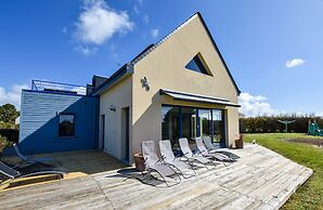 Seaside Villa With Pool in Moelan
