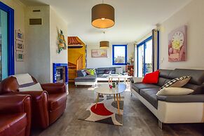 Seaside Villa With Pool in Moelan