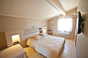 Villa in Luberon With Saltwater Pool