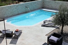 Villa in Luberon With Saltwater Pool