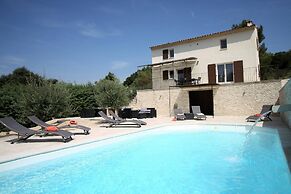 Villa in Luberon With Saltwater Pool