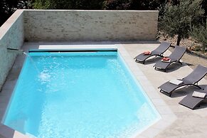 Villa in Luberon With Saltwater Pool