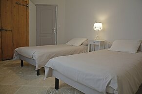 Farmhouse in Carpentras With Pool