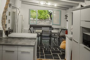 Cottage With River Views, Uzer