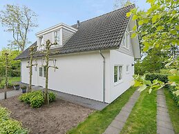 Villa in Parc de Kievit With Garden & Fireplace
