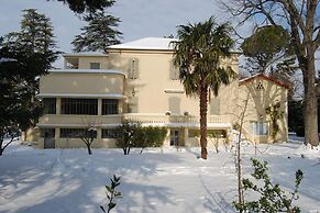 Country House in Provence With Garden Access
