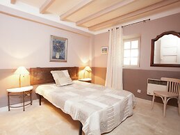Cottage in Oppede With Pool and Garden