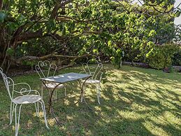 Cottage in Oppede With Pool and Garden