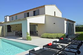 Villa in Malaucene With Private Pool