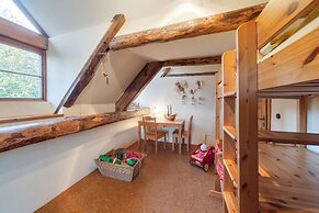Spacious Apartment With Garden