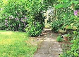 Spacious Apartment With Garden