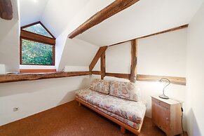 Spacious Apartment With Garden