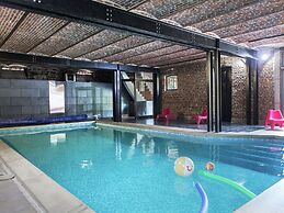 Mansion With Pool, Neblon