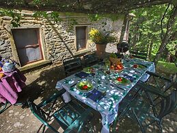 Cottage With Swimming Pool