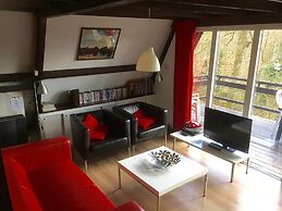 Quaint Chalet in Petithan With Roofed Pool