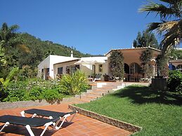 Villa With Garden Oasis in Monchique