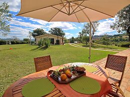 Cottage in Montelabbate With Pool & Forest