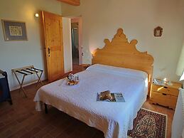 Cottage in Montelabbate With Pool & Forest