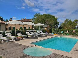 Cottage in Montelabbate With Pool & Forest