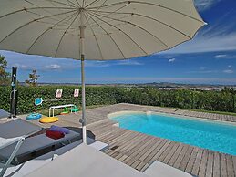 Cottage in Montelabbate With Pool & Forest