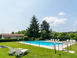 Agriturismo with Pool near Golf Course & Salò
